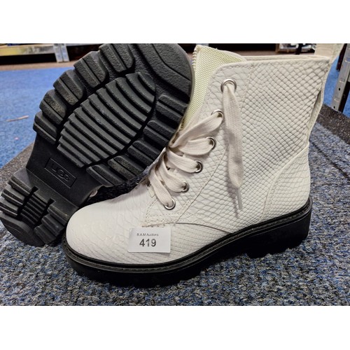 419 - Brand New Ugg Boots White Size 5