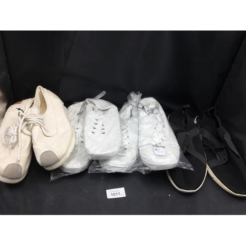 1011 - 4 pairs of canvas shoes size 5/8