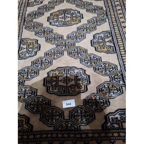 944 - Silk Middle Eastern Rug In Super Condition Approx 6ft x 3ft