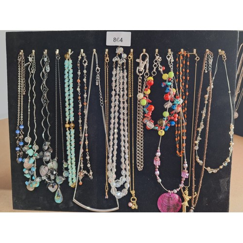 864 - Stand of 17 F+V bracelets + necklaces