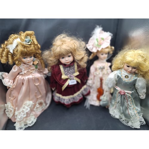 509 - Dolls x4 With Stands