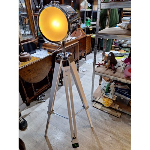 1119 - Tripod Light