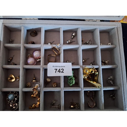 742 - Tray Of Fashion and Vintage Earrings x24