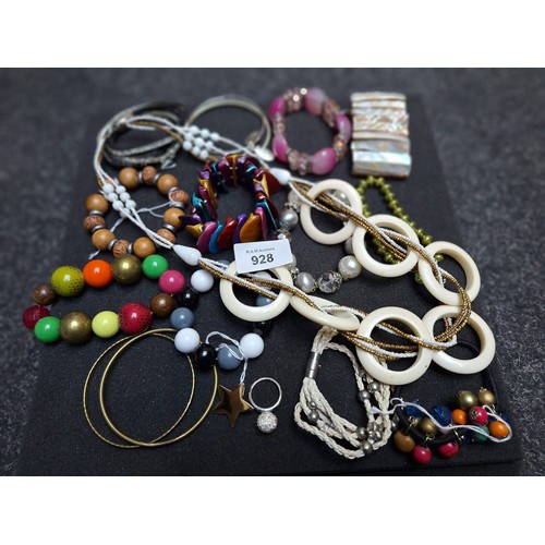 928 - Group of Fashion and Vintage Jewellery To Include Rings, Brooch, Bracelets, Bangles and Necklaces