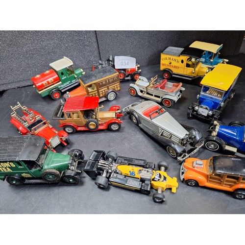 934 - Box of 25+ Matchbox and Hotwheels Vans and Cars