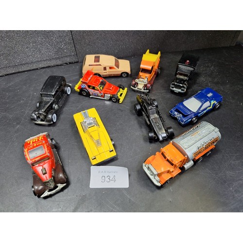 934 - Box of 25+ Matchbox and Hotwheels Vans and Cars