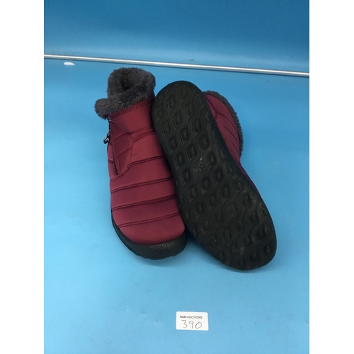 390 - Pair of fur lined boots size 6