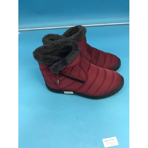 390 - Pair of fur lined boots size 6