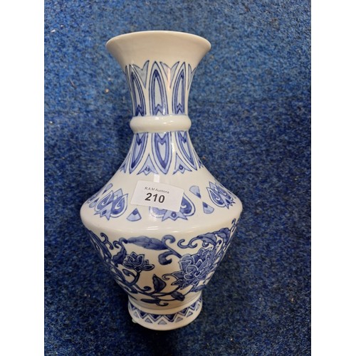 210 - Chinese blue/white vase marks to base