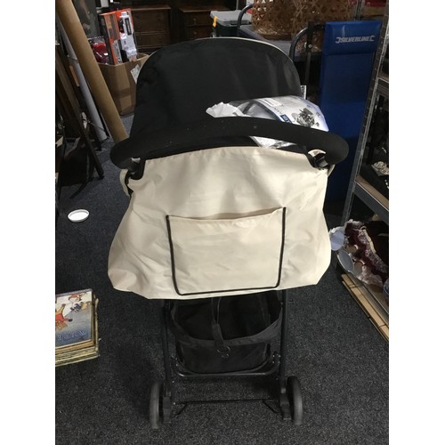 67 - Hauck Pushchair and Rain Cover in Excellent Condition