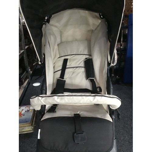 67 - Hauck Pushchair and Rain Cover in Excellent Condition