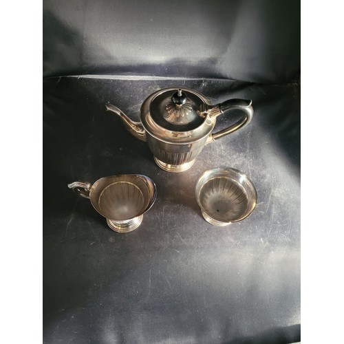 1105 - Vintage Coffe/Tea Pot, Milk Jug and Sugar Bowl