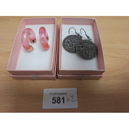 581 - Vintage/Fashion Earrings x2