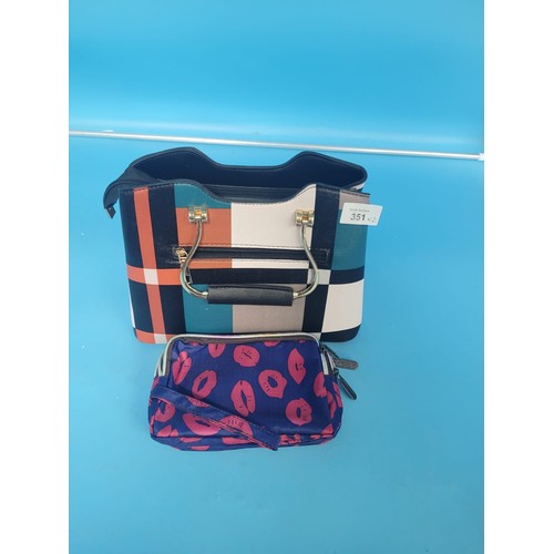 351 - Danbaoly Retro Style New Bag With Straps and a Mudanzhiliam Make Up Bag