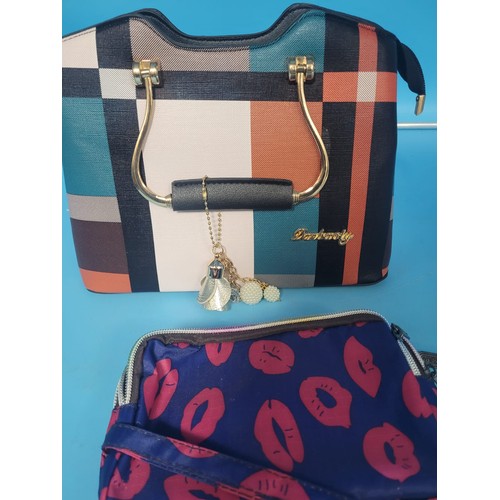 351 - Danbaoly Retro Style New Bag With Straps and a Mudanzhiliam Make Up Bag