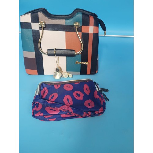 351 - Danbaoly Retro Style New Bag With Straps and a Mudanzhiliam Make Up Bag