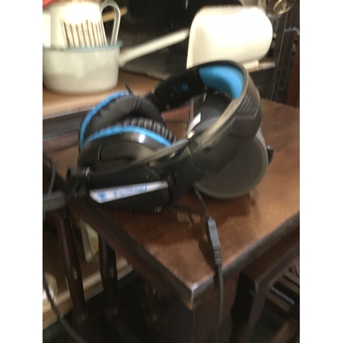 204 - Speaker and Fachixy Headphones