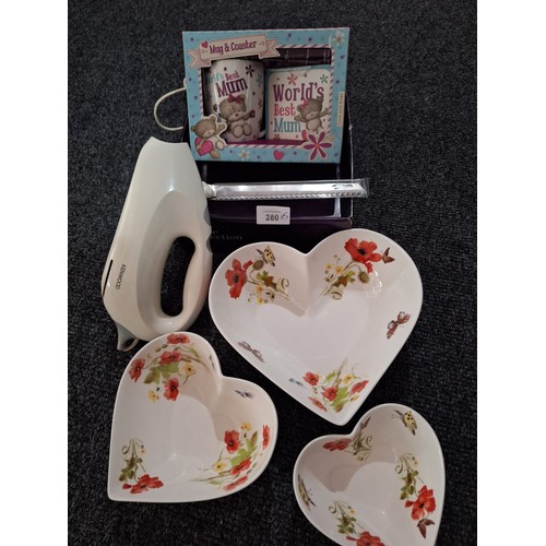 280 - Boxed Kenwood Carved Heart Shaped Fruit Dishes and a Mum Set