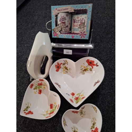 280 - Boxed Kenwood Carved Heart Shaped Fruit Dishes and a Mum Set