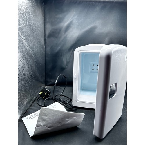 208 - Hot/Cold Fridge/Warmer 12v/240 Perfect For The Bedroom or Camping