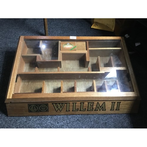 503 - Willem II Cigar Sellers Display Case and a Box of Cigars Labels