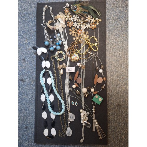 844 - Pad of Fashion and Vintage Jewellery To Include Necklaces, Bracelets, Brooches and Earrings (pad not... 