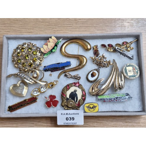 39 - Pad of Fashion and Vintage Jewellery To Include Brooches and Badges Including a Vintage Russian Badg... 
