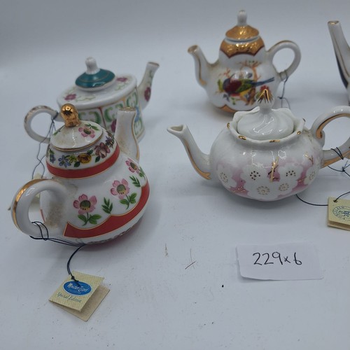 229 - Collectable Miniature Teapots x6