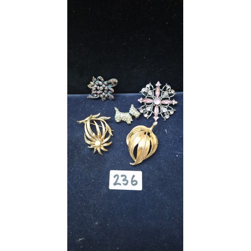 236 - Fashion and Vintage Brooches x4