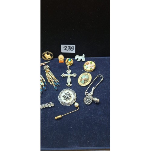 239 - Fashion and Vintage Brooches, Clips, Pins and Earrings