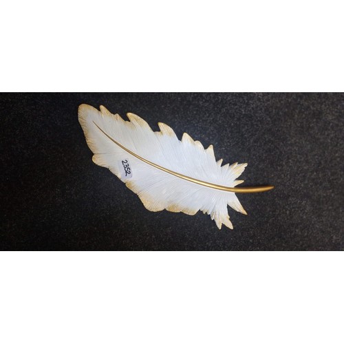 2352 - Chinsa Wall Art 16 x 6