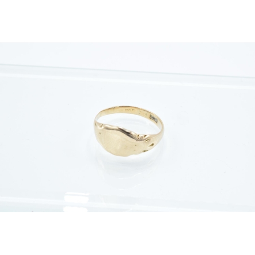 224 - 9ct signet ring: 2.1 grams total weight