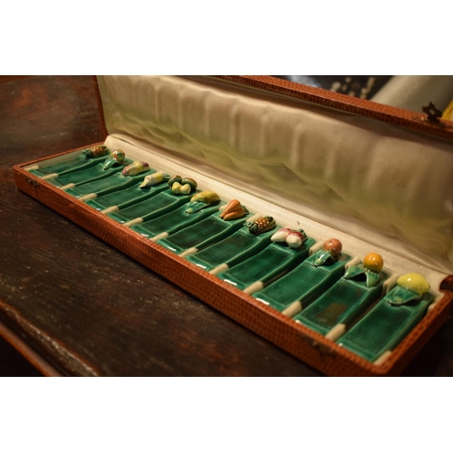 304 - French 1950s majolica knife rests in original box (12)