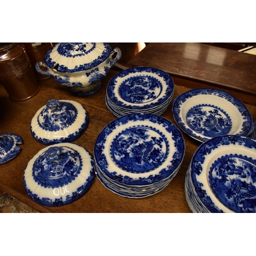 331 - A large collection of Masons Ironstone/ G. L. Ashworth Bros blue and white willow pattern transfer p... 