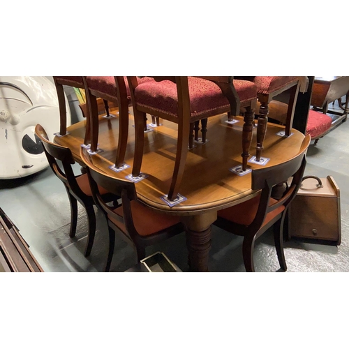 377 - Grand Victorian extending dining table complete with 6 matching chairs and 4 leaves