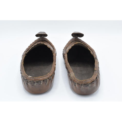 100 - Antique Oriental leather and wicker work pair of shoes/slippers. In good condition with no obvious d... 