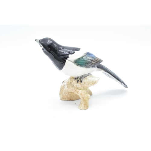 134 - Beswick Magpie 2305. The item is in good condition with no obvious damage or restoration. 13cm tall.