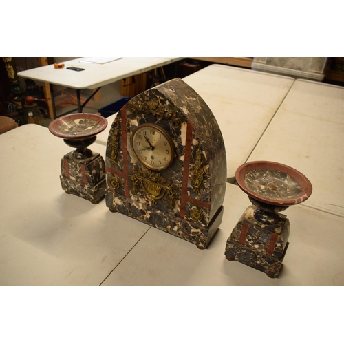 199 - 20th century French Art Deco large marble mantle clock with matching garnitures (3) Very heavy. Unte... 