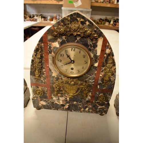 199 - 20th century French Art Deco large marble mantle clock with matching garnitures (3) Very heavy. Unte... 