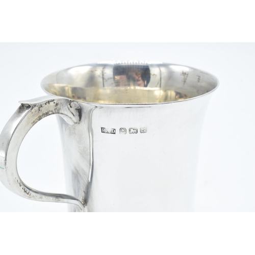 203 - Silver christening mug/ small tankard made by Roberts & Pore, Birmingham 1942 (148.9 grams) In good ... 