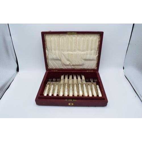 225 - Cased set of silver knife and forks with mother of pearl handles: hallmarked for Sheffield 1923 (415... 