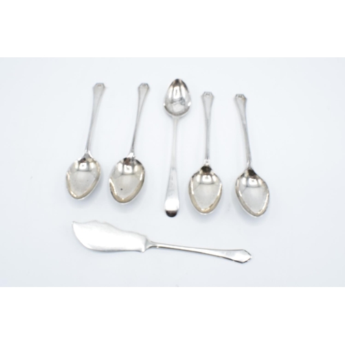 232 - A collection of silver to include tea spoons and a fish slice (95 grams total) (6)