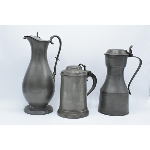 252 - Early 19th century pewter to include a flagon, a jug and a lidded tankard (3) As expected. Flagon ha... 