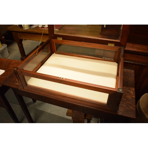 282 - 20th century mahogany and glass table top display case. Wear to the wooden edges which are scratched... 