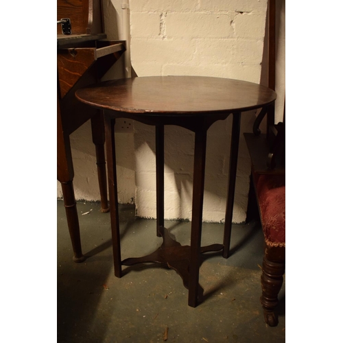 285 - Georgian circular oak side/ occasional table. Damage to one part of the edge and other scuffs too. 5... 