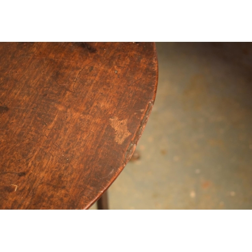 285 - Georgian circular oak side/ occasional table. Damage to one part of the edge and other scuffs too. 5... 