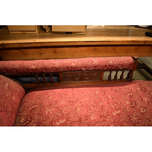 289 - Edwardian upholstered mahogany chaise-longue. The springs have gone spongey. Damage to the carving b... 