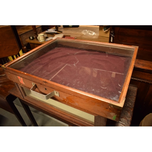 293 - 20th century table top display case (locked shut without key) Missing one brass corner. Scratches an... 