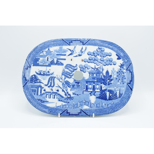 41 - English 19th century blue and white salad strainer: in the Willow pattern, with '16' impressed to ba... 