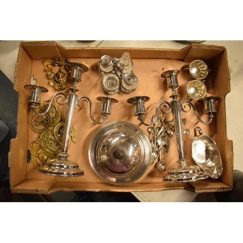 98 - A collection of metalware to include silver plate, horse brasses etc